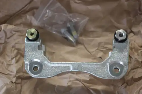 скоба тормозного суппорта!Geely Emgrand X7 1014025158