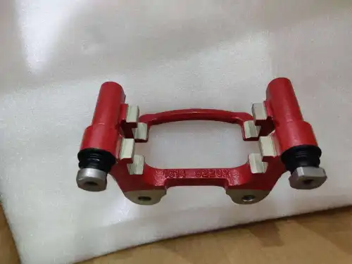 СКОБА СУППОРТА ТОРМОЗНОЙ СИСТЕМЫ ЗАДНЯЯ ПРАВАЯ 4050042800698 GEELY